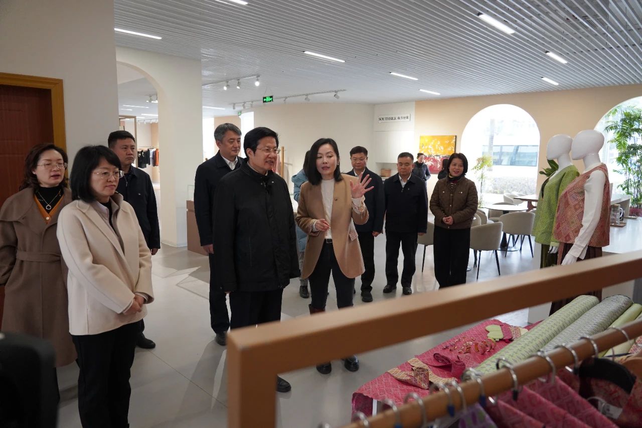 2024-12-25 高云龍率調(diào)研組在廣西嘉聯(lián)絲綢股份有限公司參觀。.jpg